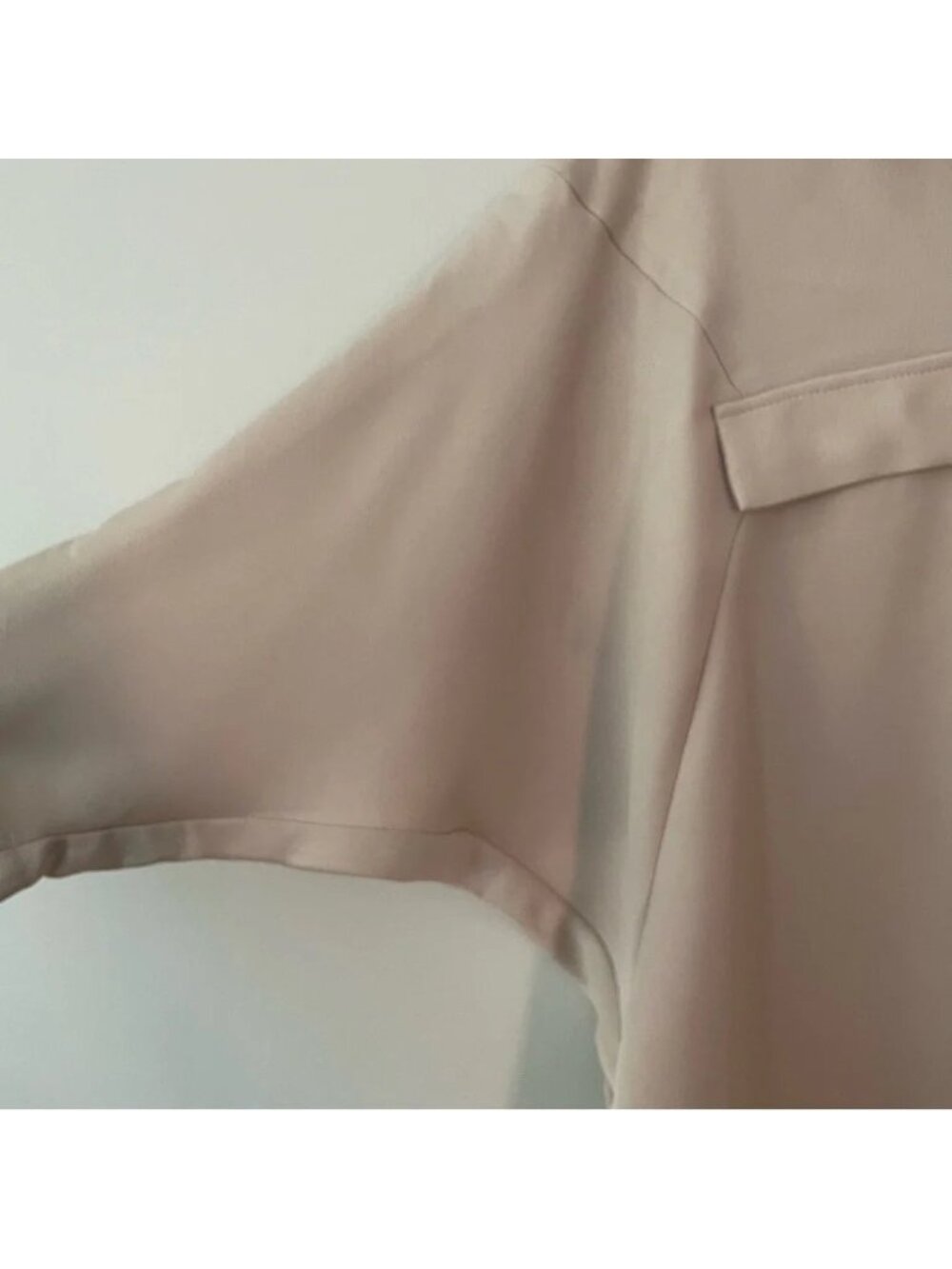 NEW Brian Bailey Beige Satin Blouse Top Size Large - Picture 4 of 6